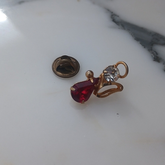 January birthstone angel pin yellow gold tone with deep red stone/crystal - Picture 3 of 9